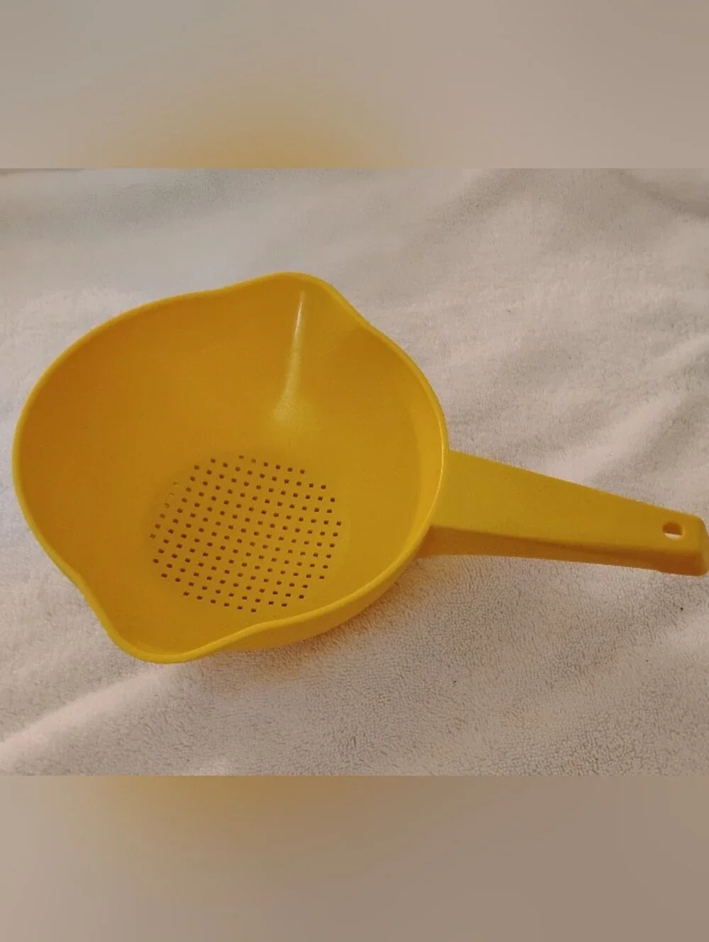 Tupperware 2 quart Strainer